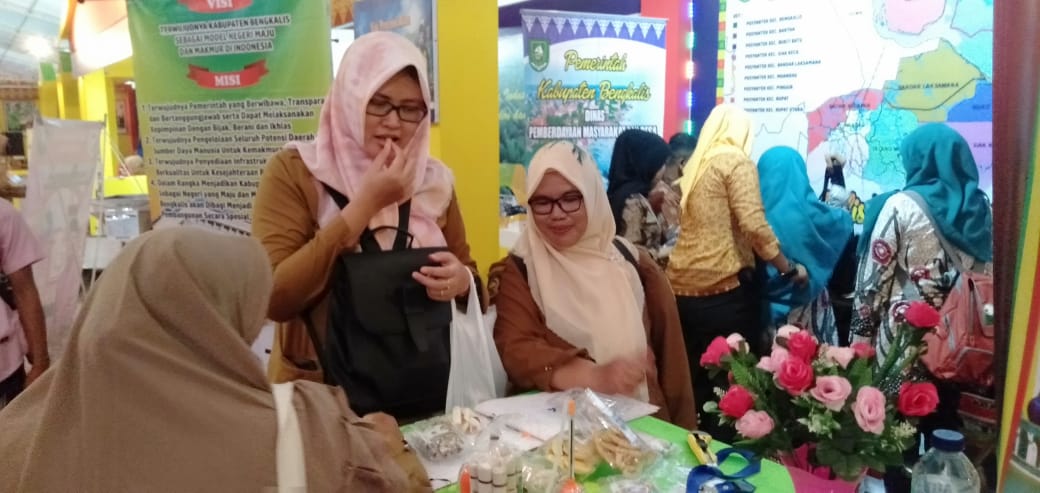 Warga Kota Bengkulu mencicipi lempuk durian Bengkalis