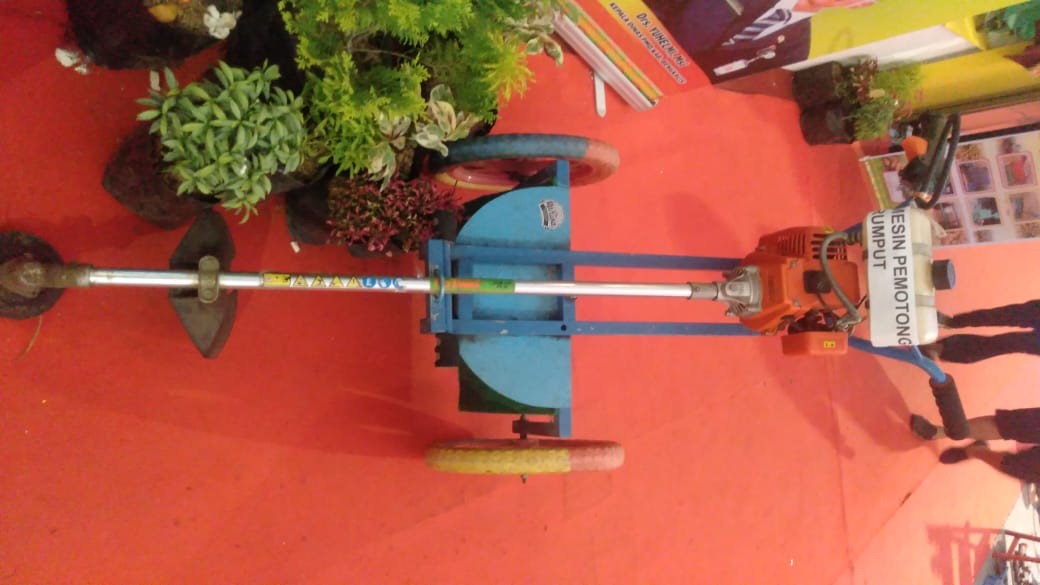 Mesin pemotong rumput hasil modifikasi Romadhoni