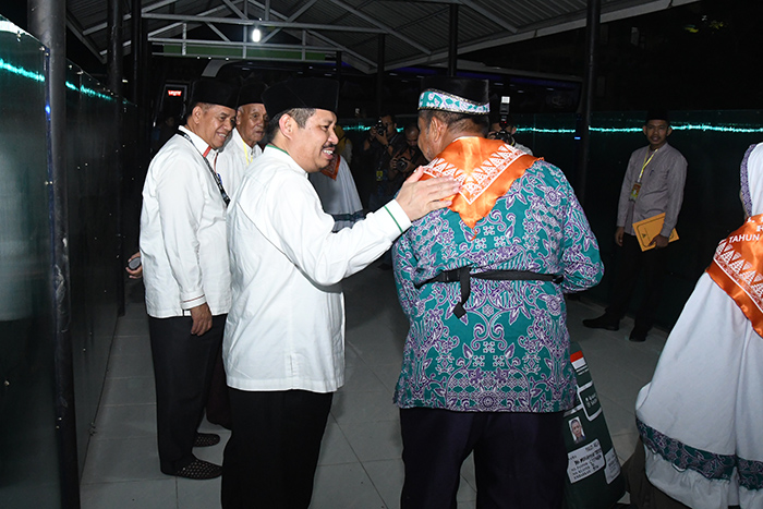 Bupati Amril Mukminin berbincang dengan salah seorang JCH saat melepas JCH Kloter 10 EHA Provinsi Riau, Ahad, 14 Juli 2019 di Pekanbaru