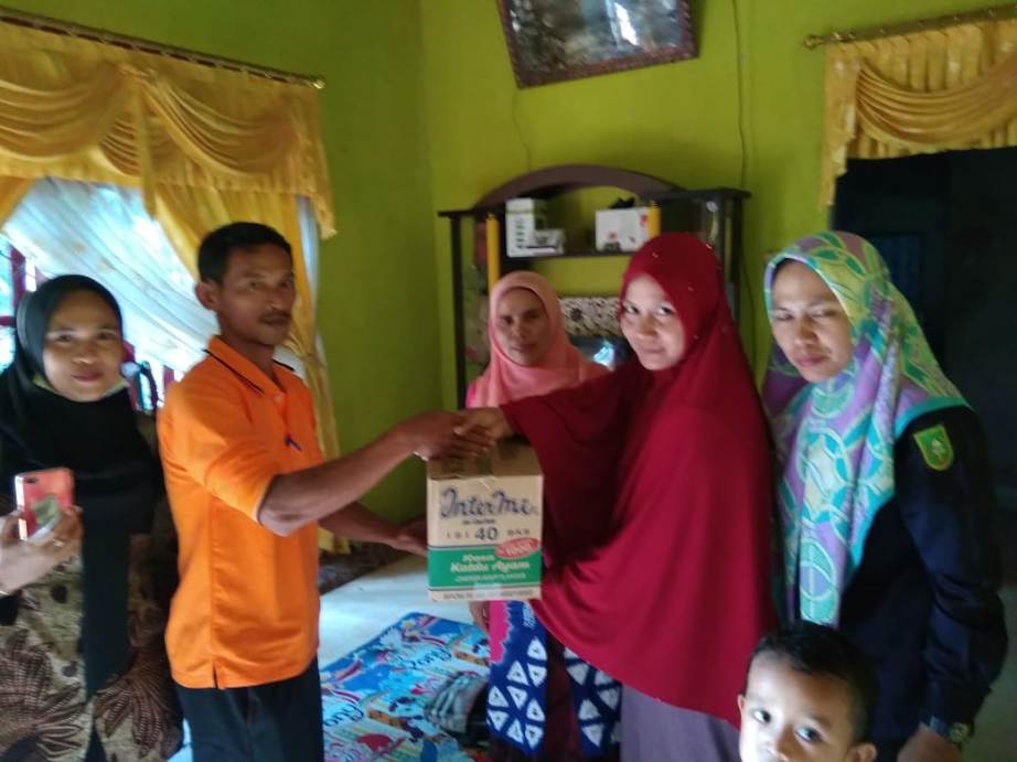 Penyerahan bantuan Dinsos di Desa Pematang Obo, Bathin Solapan