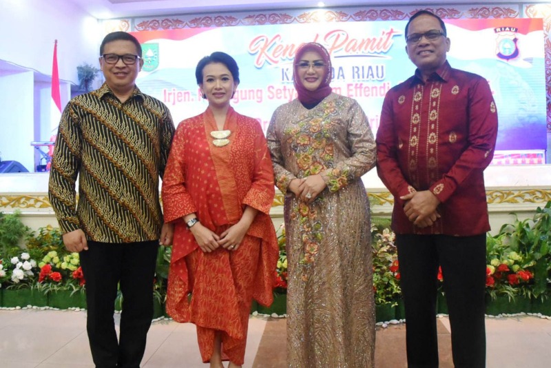 Irjen Agung SIE (kiri) beserta istri Erni Tri Susilowati dan Irjen Widodo EP (kanan) beserta istri Fabiola