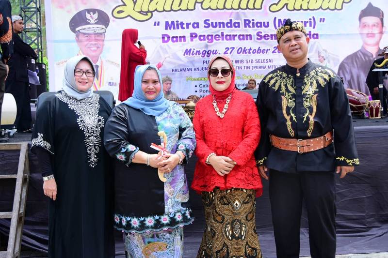 Ketua TP PKK Kabupaten Bengkalis Kasmarni foto bersama pengurus dan Ketua Ketua Misuri Provinsi Riau Eyang H.E.M Surachmat di Pekanbaru, Ahad, 27 Oktober 2019.