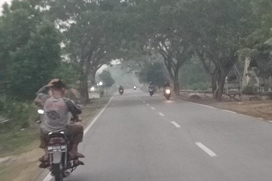 Kabut asap di jalan Senggoro-Bantan, Bengkalis, Senin, 9 September 2019