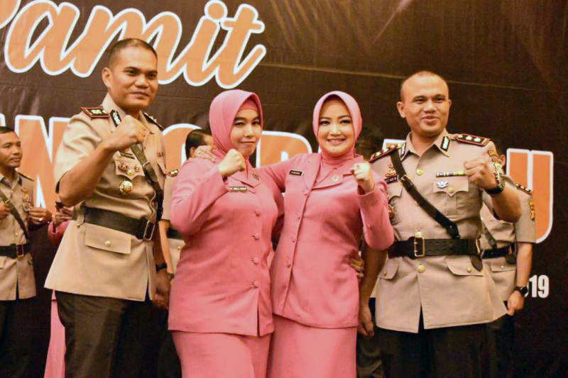 AKBP Yusup Rahmanto beserta istri (kiri) dan AKBP Sigit Adiwuryanto (foto: Humas Polres Bengkalis)