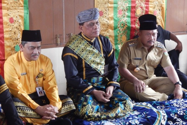 Menerima gelar adat di Kabupaten Kampar (Foto: Int)