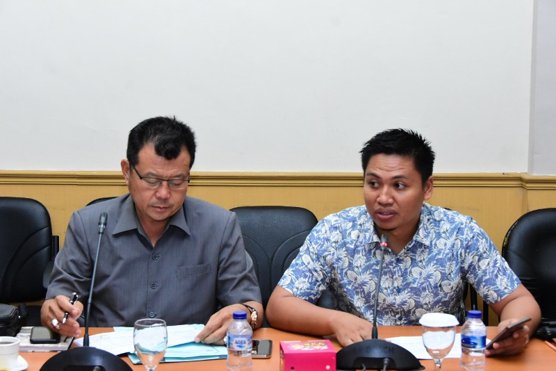 Ketua Komisi II Rubi Handoko dan Wakil Ketua Komisi II DPRD Bengkalis Askori