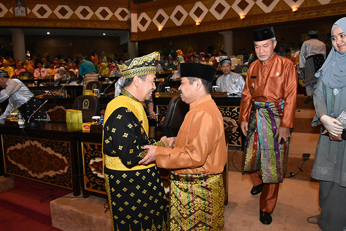 Bupati Bengkalis Amril Mukminin ketika bersalaman dengan Gubri H Syamsuar.