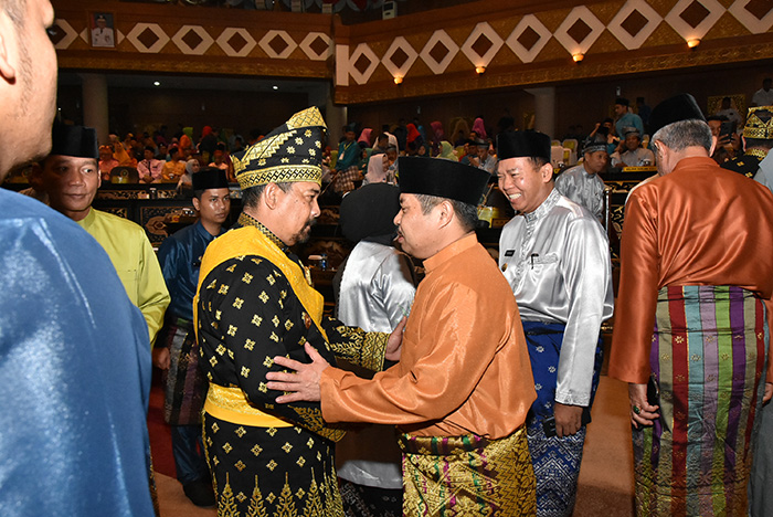 Bupati Bengkalis ketika menyalami Wakil Gubri, Edi Natar.